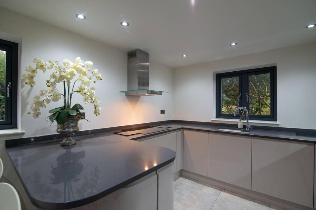 Luxury Coach House Next To Woodland In Knutsford Villa Luaran gambar