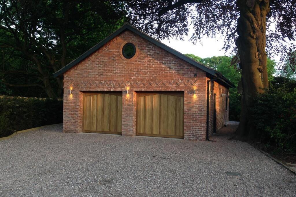 Luxury Coach House Next To Woodland In Knutsford Villa Luaran gambar